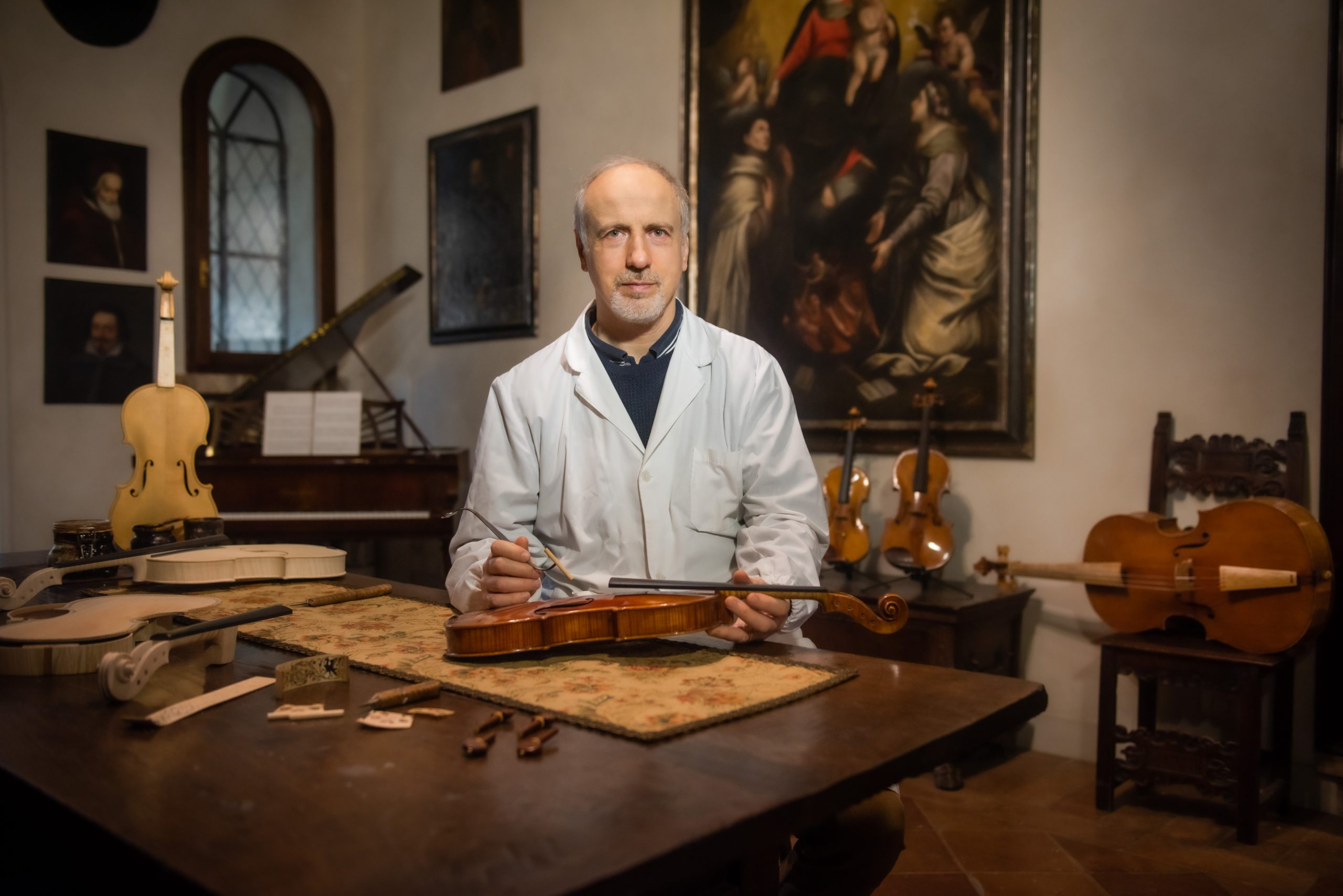 Marcello Villa nella sua bottega di liuteria a Cremona